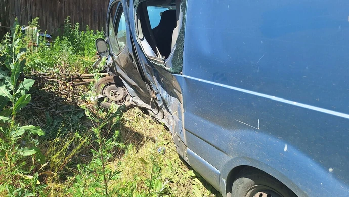 Zderzenie dwóch Opli w Grabicy. Dostawczak staranował ogrodzenie i wjechał na posesję