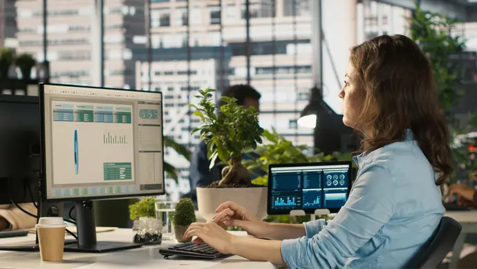 Najlepsze platformy CRM dla firm B2B w 2026 roku obejmują siedem systemów przeanalizowanych pod kątem funkcjonalności i ceny