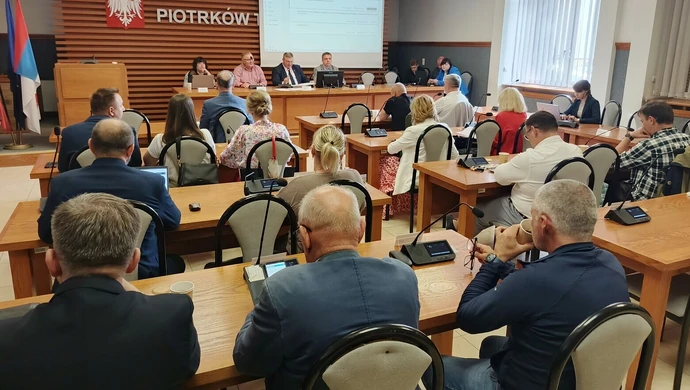 Nadzwyczajna sesja Rady Miasta w Piotrkowie. Problemy z nowym systemem głosowania
