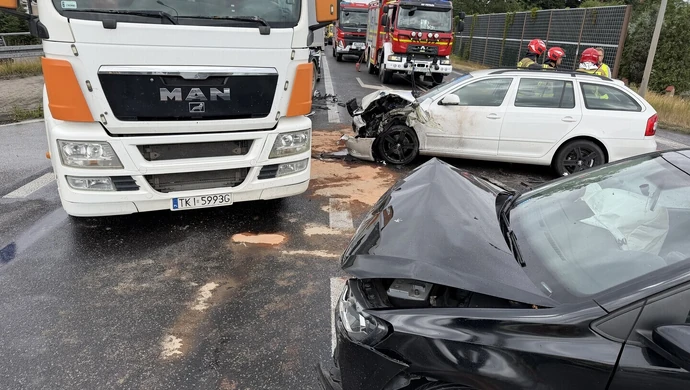 Groźnie na DK12. Trzy auta zderzyły się na moście w Przygłowie