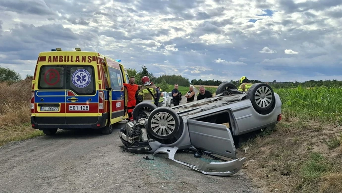 Audi dachowało pod Piotrkowem. Nastolatka poważnie ranna