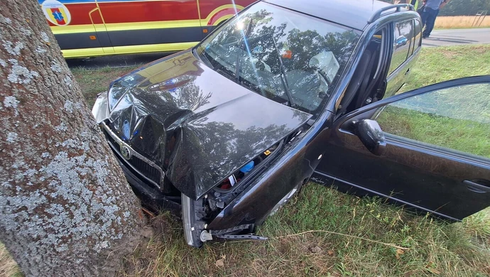 Skoda uderzyła w drzewo po zderzeniu z traktorem. Droga jest zablokowana
