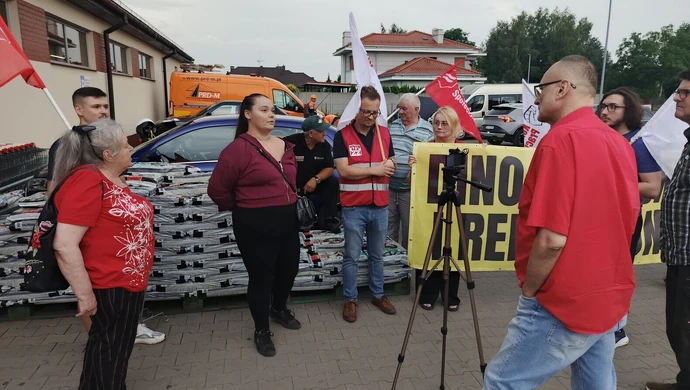  Protest w DINO w Piotrkowie.  Zwolnione pracownice wsparł Piotr Ikonowicz