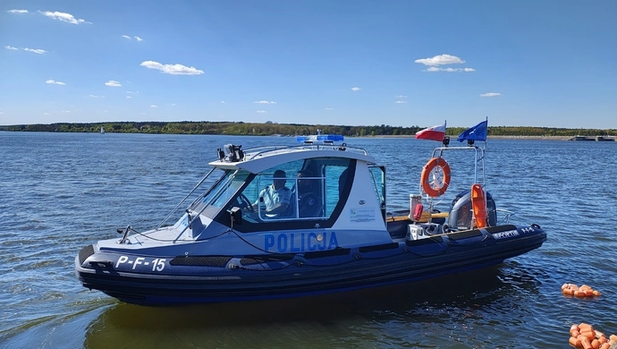 Policyjna interwencja na Zalewie Sulejowskim. Policjanci pomogli dwóm osobom