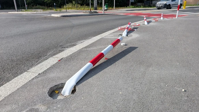 Połamane słupki na nowym rondzie w Piotrkowie. Remont jeszcze trwa, a już doszło do zniszczeń