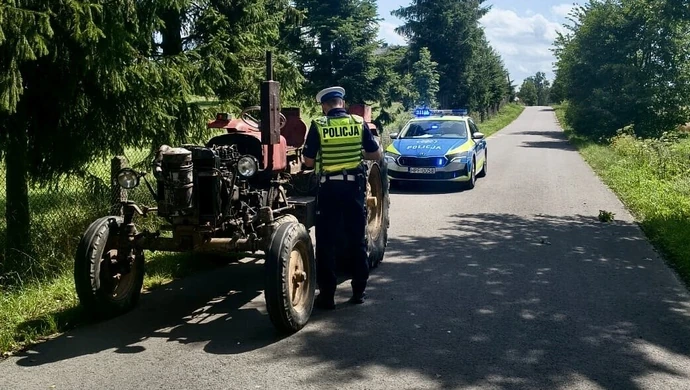 Uciekał przed policją... ciągnikiem rolniczym. Był mocno pijany, bez prawa jazdy, a traktor nie był zarejestrowany