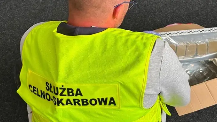 KAS przejęła przesyłki zawierające ponad 1,5 kg narkotyków, leki, nielegalne wyroby akcyzowe i gotówkę