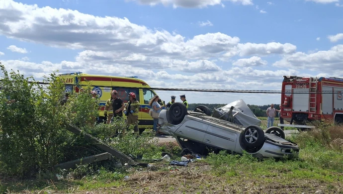 Renault uderzył w słup i dachował. Ładował śmigłowiec LPR
