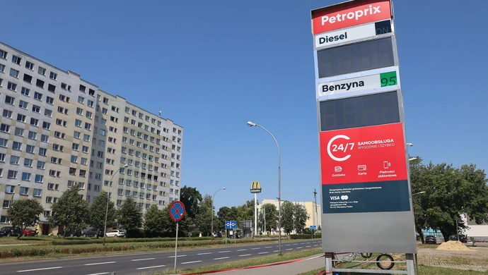 Kolejna zmiana znanej stacji w Piotrkowie. Na miejscu pojawiło się nowe logo