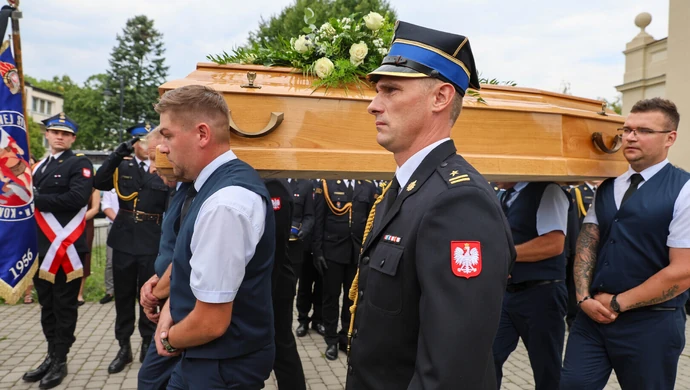 Tłumy pożegnały 33-letniego strażaka z Piotrkowa. Ostatnia droga Kamila Włóki