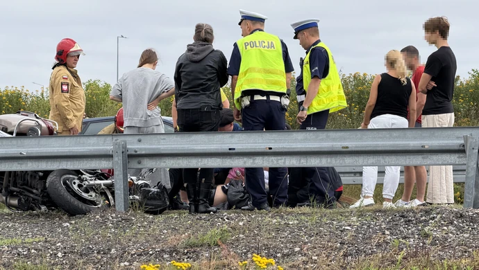 Motocyklista uderzył w bariery na zjeździe z S8 na A1. Ratownicy mieli problem z dojazdem