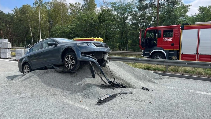 Skoda zawisła na hałdzie żwiru na remontowanej S8. 60-latek trafił do szpitala
