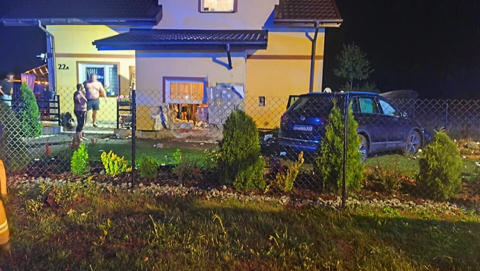 Groźnie w Tomawie. Volkswagen wjechał w dom