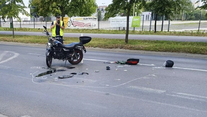 Wypadek na Dmowskiego w Piotrkowie. Motocyklista trafił do szpitala