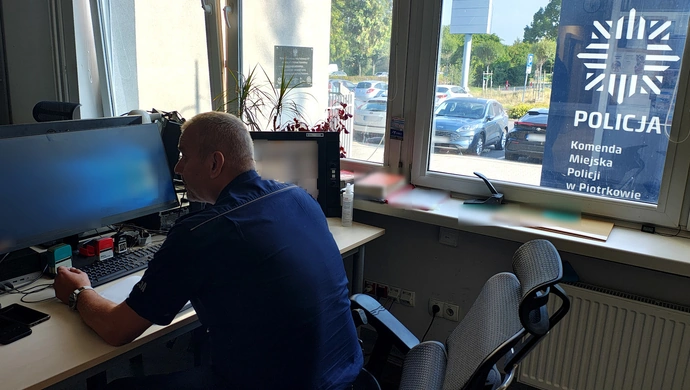 Dramatyczne chwile przy torach. Dyżurny policji uratował życie 23-latki