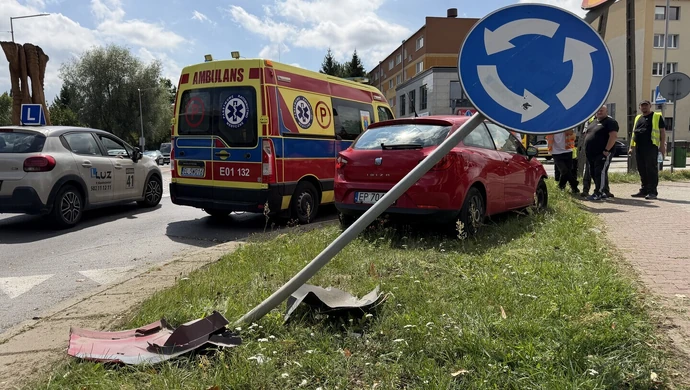 Seat wypadł z ronda i potrącił mężczyznę koszącego trawnik 