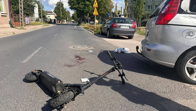 Bez kasku uderzył hulajnogą w samochód. 16-latek trafił do szpitala