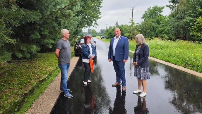Inwestycje na drogach powiatowych w gminie Rozprza. Jeden odcinek gotowy, na drugim trwają prace
