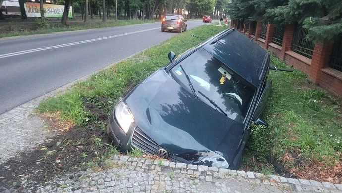 Uderzył w płot, po czym uciekł. Miał dożywotni zakaz prowadzenia