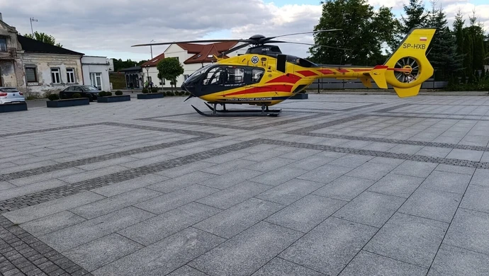 Śmigłowiec przyleciał do pacjenta z zawałem. Strażacy zabezpieczyli lądowanie LPR