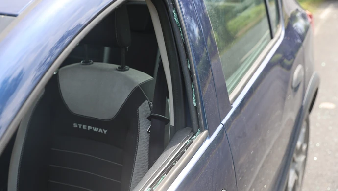 Kosili trawę, kamień poleciał w auto. Szyba wybita, winnego nie ma