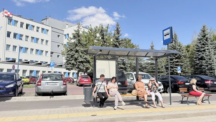 Seniorzy i pacjenci korzystają z tego przystanku. Dlaczego wiata jest tak mała?