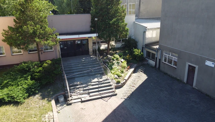 Schody zniszczone od ponad dwóch lat, a pieniędzy na naprawę brak. Pat w ZSP nr 2