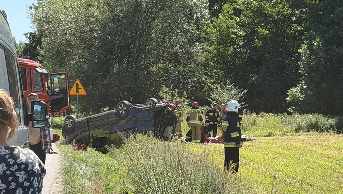 Bus wypadł z drogi, ranne dwie osoby w tym jedna ciężko. Lądował śmigłowiec LPR