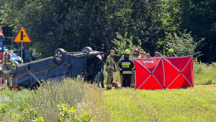 Bus wypadł z drogi, ranne dwie osoby w tym jedna ciężko. Lądował śmigłowiec LPR
