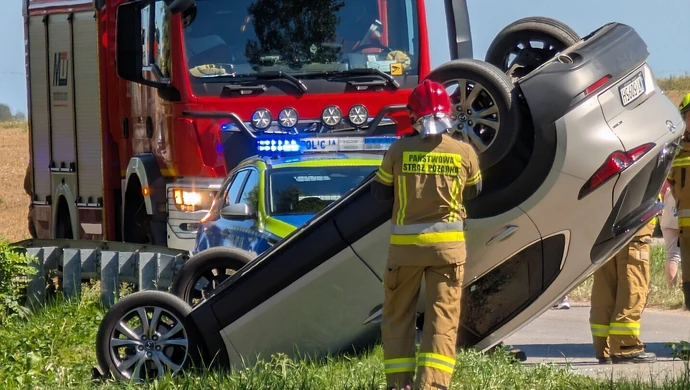 Kolejny niebezpieczny wypadek na drogach. Auto dachowało w Gajkowicach
