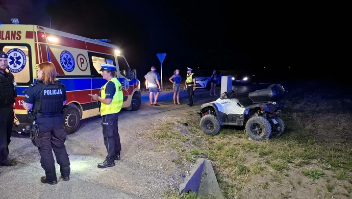 Quad wypadł z drogi i dachował. Wpadł do rowu i przygniótł kierującego