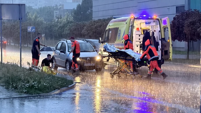 Starsza kobieta potrącona na przejściu przy Focusie w ulewie