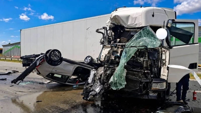Zderzenie dwóch ciężarówek na A1 pod Piotrkowem. Z lawety spadły nowe samochody