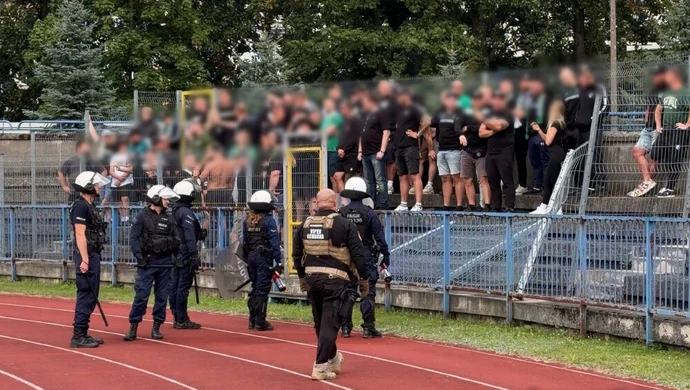 Kibice GKS-u Bełchatów zdemolowali sektor gości w Kutnie. Interweniowała policja, przerwano mecz