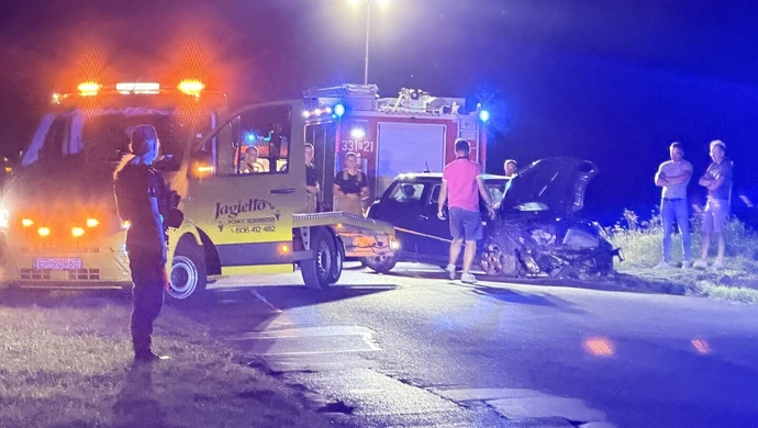 Groźne zdarzenie na Zalesickiej. Mini uderzyło w betonowy przepust
