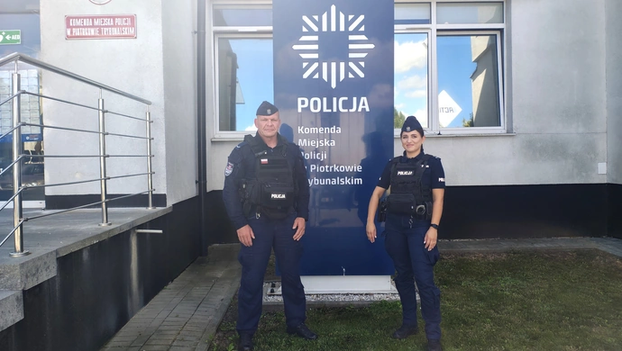 Policjanci uratowali mężczyznę przed nadjeżdżającym pociągiem [FILM]