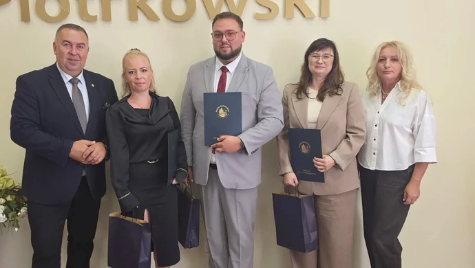 Nauczyciele z powiatu piotrkowskiego odebrali akty mianowania