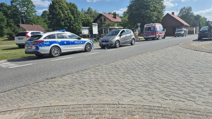 Wypadek w Skotnikach. 15-letni rowerzysta wjechał pod jadącego Mercedesa. Lądował LPR