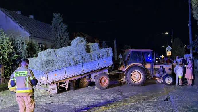 Traktor z sianem zderzył się z osobówkami. Jedna osoba trafiła do szpitala