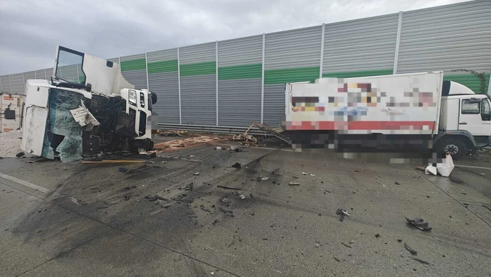 Wypadek na A1 w Woli Rokszyckiej. Ciężarówka przewróciła się na bok, droga jest zablokowana