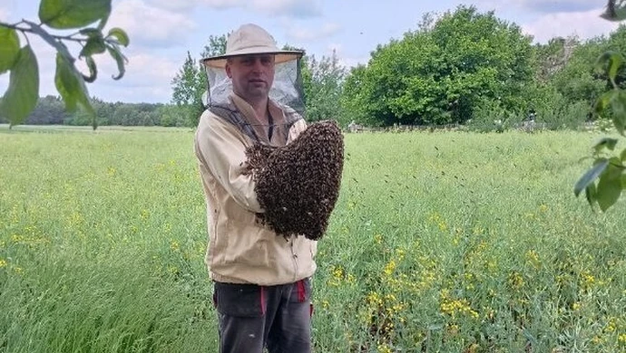 Od jednej wizyty u kolegi do własnej pasieki. Tak zaczęła się jego pszczelarska przygoda