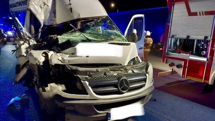 Śmiertelny wypadek na A1. Bus najechał na ciężarówkę