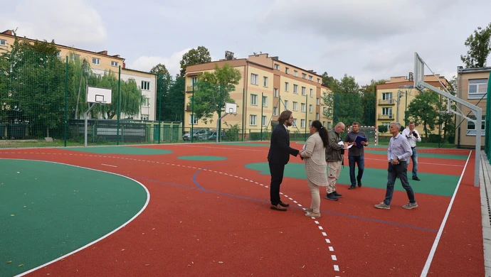 Nowe boisko przy SP 13 w Piotrkowie już gotowe. Uczniowie mają nowoczesny obiekt