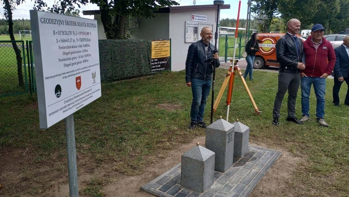 „Tu jest środek Rozprzy”. Wyjątkowy pomnik stanął przy miejskim stadionie