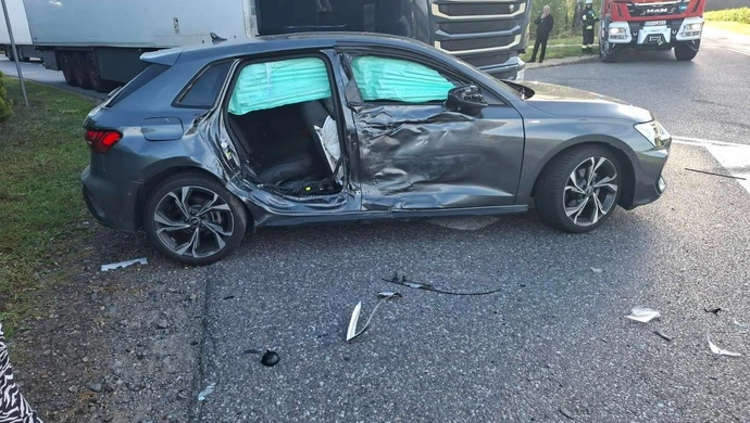 Groźnie w Wolborzu. Audi uderzyło w Mercedesa i ciężarową Scanię