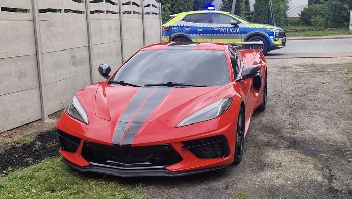 Corvette bez tablicy. Kierowca kupił je w internecie