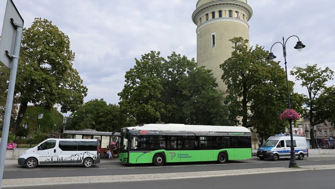 Kolizja autobusu MZK w Piotrkowie. Solaris uderzył w Opla Vivaro
