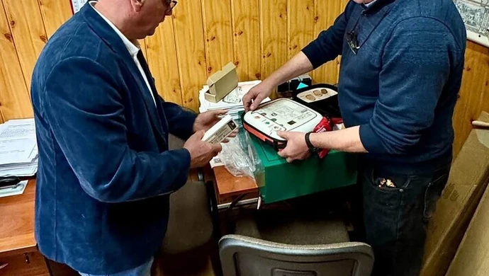 Nowe defibrylatory AED trafiły do szkół w Sulejowie i Uszczynie. Mają zwiększyć bezpieczeństwo uczniów i pracowników