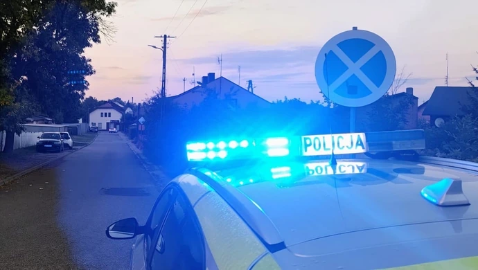 Zaparkował Audi na chodniku. Policjanci szybko odkryli, że kierowca ma więcej na sumieniu