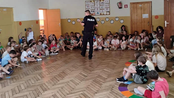 Dzielnicowy spotkał się z uczniami. Rozmawiali o bezpieczeństwie i hejcie